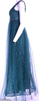 Vihreä pitkä tyllihelmainen juhlamekko