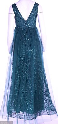 Vihreä pitkä tyllihelmainen juhlamekko