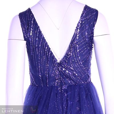 Tummansininen pitkä tyllihelmainen juhlamekko