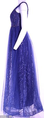 Tummansininen pitkä tyllihelmainen juhlamekko