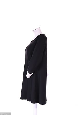 Modelian musta tunika joustavasta materiaalista