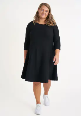 Pont Neuf musta plus size mekko onteloneuloksesta