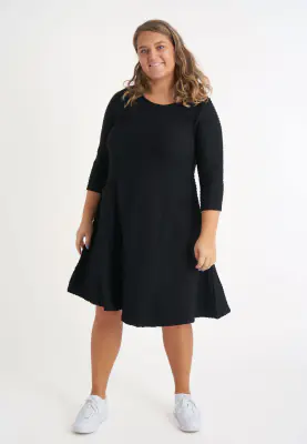 Pont Neuf musta plus size mekko onteloneuloksesta