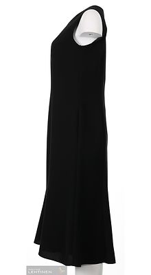 Modelian pitkä musta juhlamekko, jossa kellotettu helma