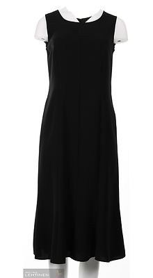 Modelian pitkä musta juhlamekko, jossa kellotettu helma