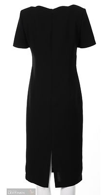 Modelian klassinen musta mekko, rintojen alla poikkileikkaus jossa saumoja korostavat tikkaukset