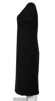 Modelian klassinen musta mekko, rintojen alla poikkileikkaus jossa saumoja korostavat tikkaukset