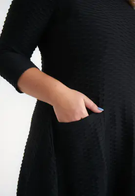 Pont Neuf musta plus size mekko onteloneuloksesta