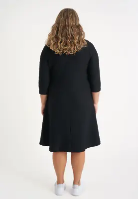 Pont Neuf musta plus size mekko onteloneuloksesta