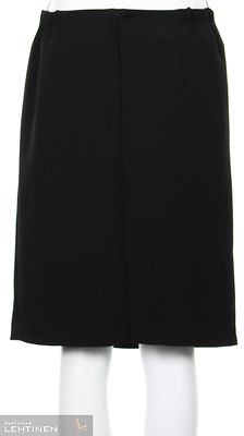 Modelian musta lyhyt hame, jossa vyötäröllä kuminauhat tuovat joustavuutta