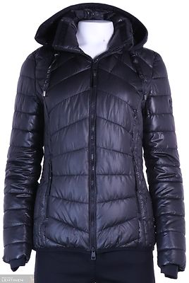 Barbara Lebek musta tikattu hupullinen toppatakki