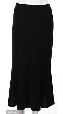 Modelia musta hame jossa kellotettu helma