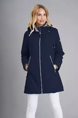 Junge tummansininen kevät takki