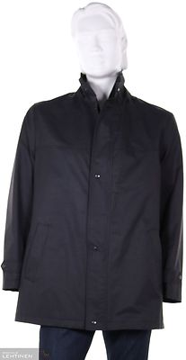 Buzo musta bleiserin peittävä välikausitakki