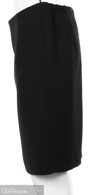 Modelian musta lyhyt hame, jossa vyötäröllä kuminauhat tuovat joustavuutta