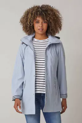 Junge vaaleansininen kevättakki