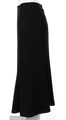 Modelia musta hame jossa kellotettu helma