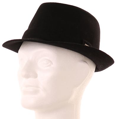 Salon lakkitehtaan musta huopahattu