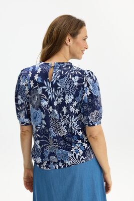 In Front sinivalkoinen pusero