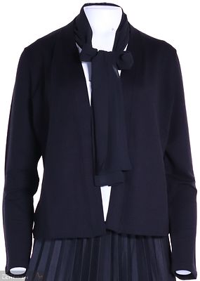 Lea H musta trikoojakku jonka pääntiellä solmittavat sifonki nauhat