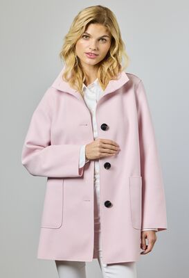 Junge vaaleanroosa naisellinen kevättakki