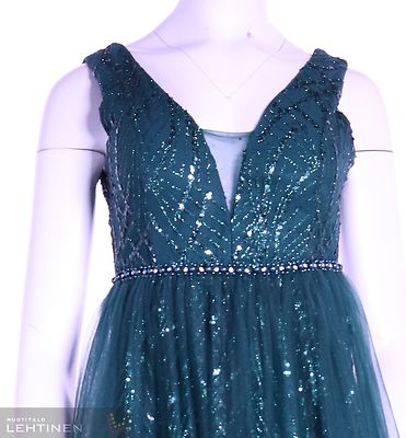 Vihreä pitkä tyllihelmainen juhlamekko