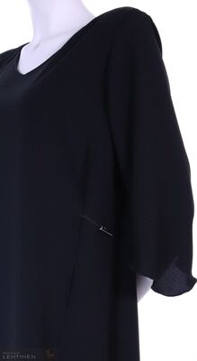 Shenina kotimainen musta mekko