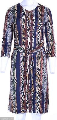 vi ai pi viistohelmainen trikoomekko puolipitkillä hihoilla