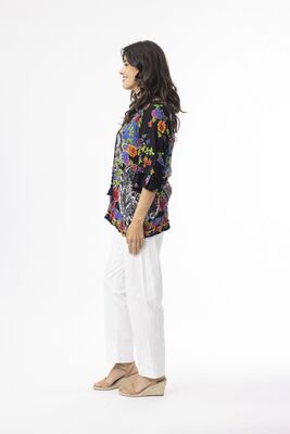 Orientique mustapohjainen pusero värikkäällä kukkakuosilla