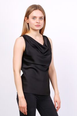 Musta satiini toppi vesiputous kauluksella