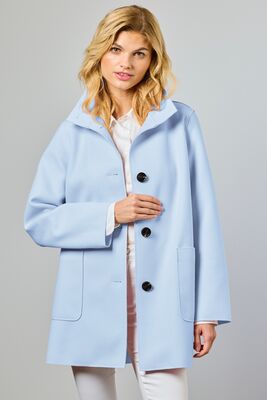 Junge vaaleansininen naisellinen kevättakki