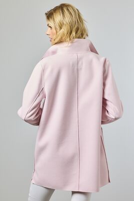 Junge vaaleanroosa naisellinen kevättakki