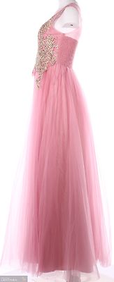 Pitkä tyllihelmainen juhlamekko