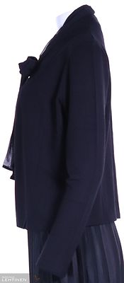 Lea H musta trikoojakku jonka pääntiellä solmittavat sifonki nauhat