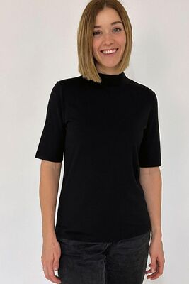 Luonnonvalkoinen lyhythihainen trikoo poolo matalalla kauluksella