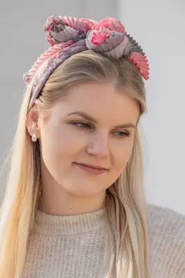 Lasessor Helka pieni pliseerihuivi