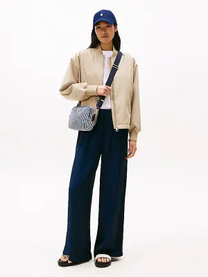 Tommy Hilfiger sinivalkoraidallinen laukku