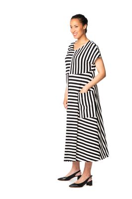 Aino mustavalkoinen hihaton trikoomekko