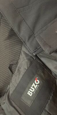 Buzo musta tikkivuorillinen talvitakki