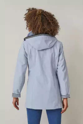 Junge vaaleansininen kevättakki