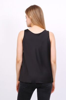 Musta satiini toppi vesiputous kauluksella