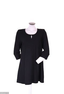 Modelian musta tunika joustavasta materiaalista