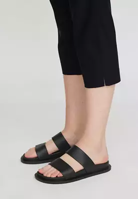 Laurie mustat Taylor regular -caprihousut