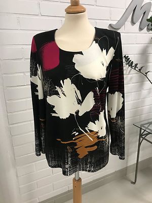 Modelia kuviollinen pusero