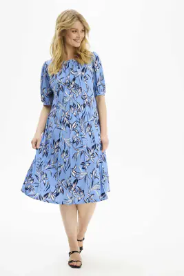 In front vaaleansininen A-linjainen mekko