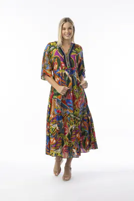 Orientique pitkä kesämekko näyttävällä kuosilla