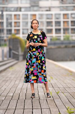 Aino kotimainen värikäs trikoomekko