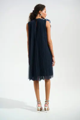 Joseph Ribkoff tummansininen pliseerattu juhlamekko näyttävällä yksityiskohdalla