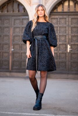 Capri Collection musta näyttävä mekko