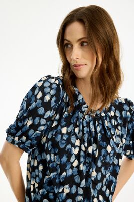 In Front pusero sinisellä kuvioinnilla